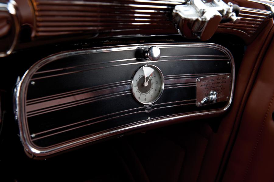 Детали интерьера Auburn 852 SC Convertible Coupe 1936 года  (фото 15 из 50)